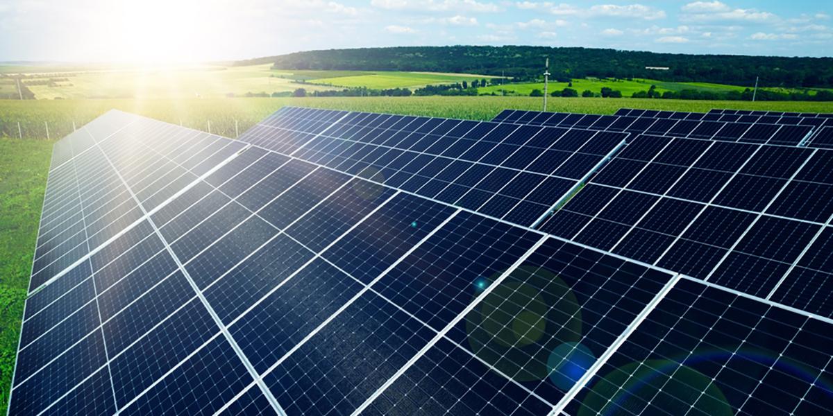 Impianto fotovoltaico con pannelli solari installati in un campo soleggiato
