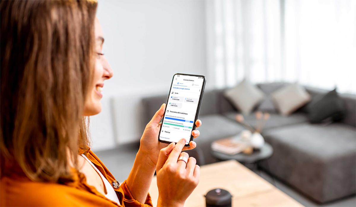 Donna che controlla le tariffe orarie dei consumi energetici su smartphone tramite l’app Home + Control di Bticino