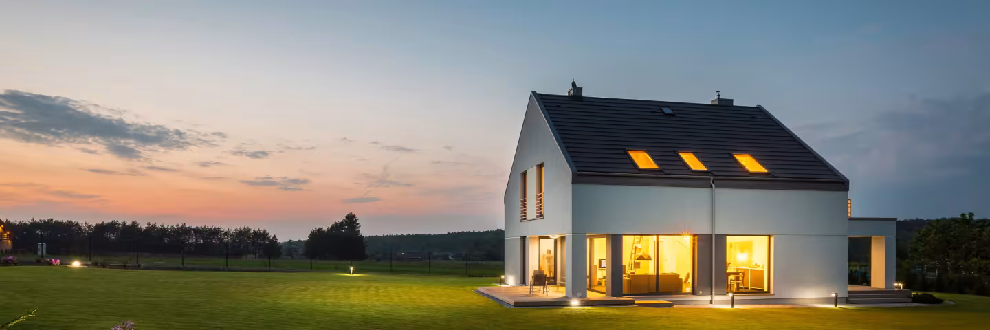 Villa illuminata al tramonto
