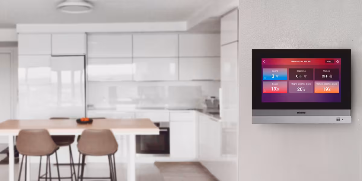 Cucina con dispositivo Bticino per la gestione del clima, installato a parete