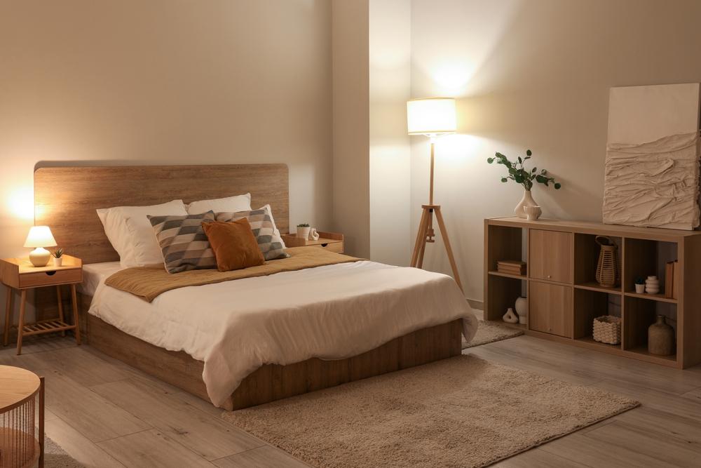 Camera da letto con lampade accese e illuminazione morbida