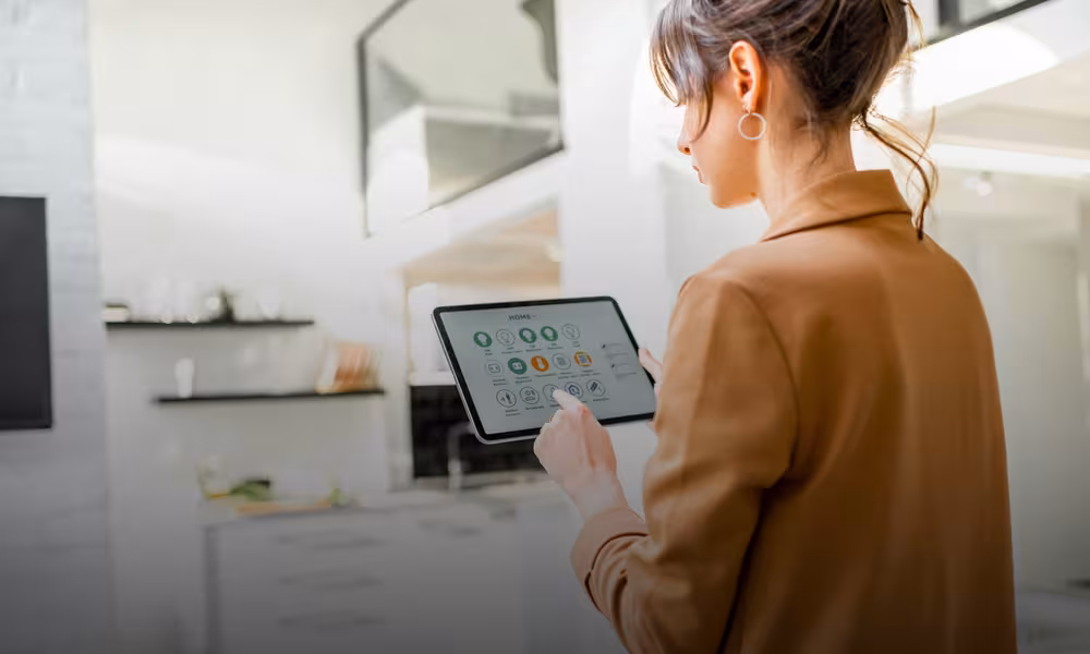 Donna che controlla gli elettrodomestici smart tramite tablet