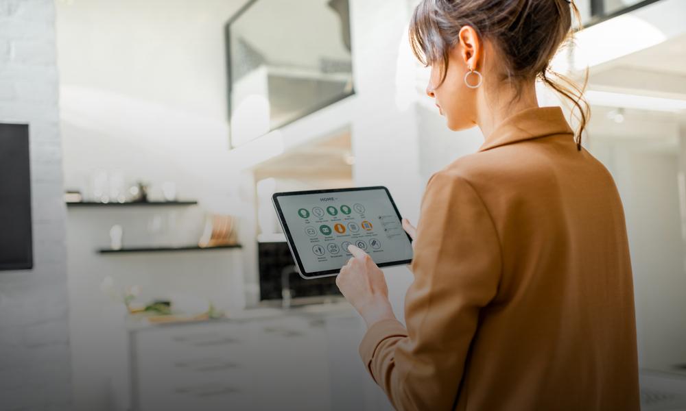 Donna che controlla gli elettrodomestici smart tramite tablet