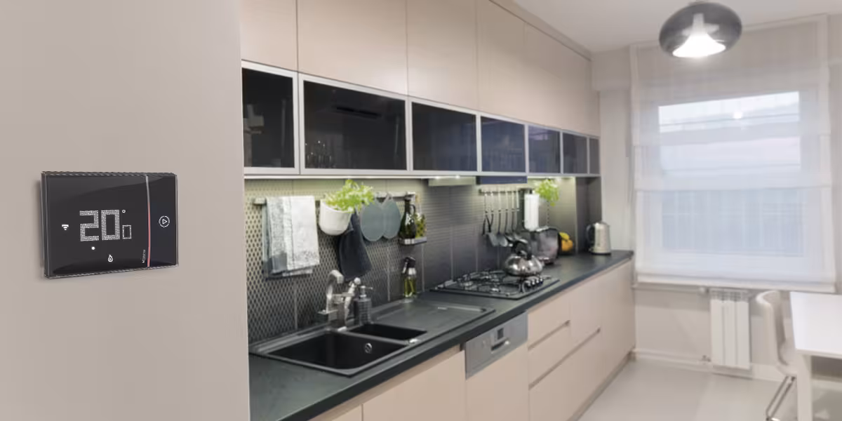 Cucina moderna con termostato smart Smarther2 di BTicino installato a parete