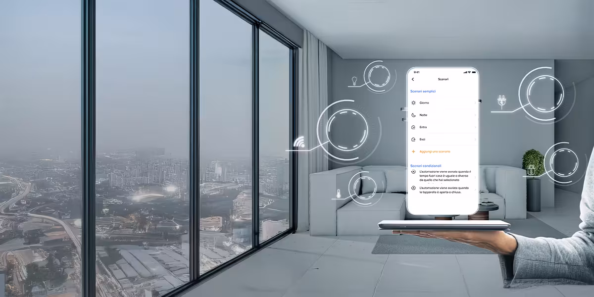 Soggiorno con mano che sostiene uno smartphone con schermata app Home+Control di BTicino per la gestione degli scenari