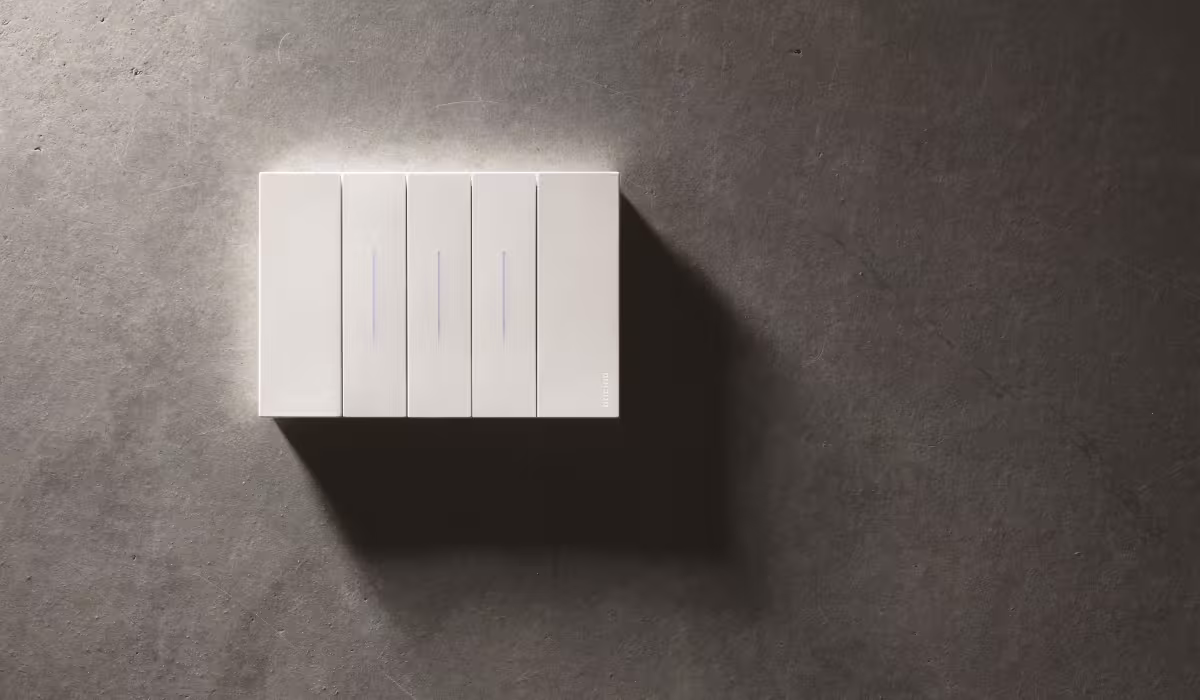 Placca Living NOW Monochrome BTicino su parete scura con illuminazione soffusa