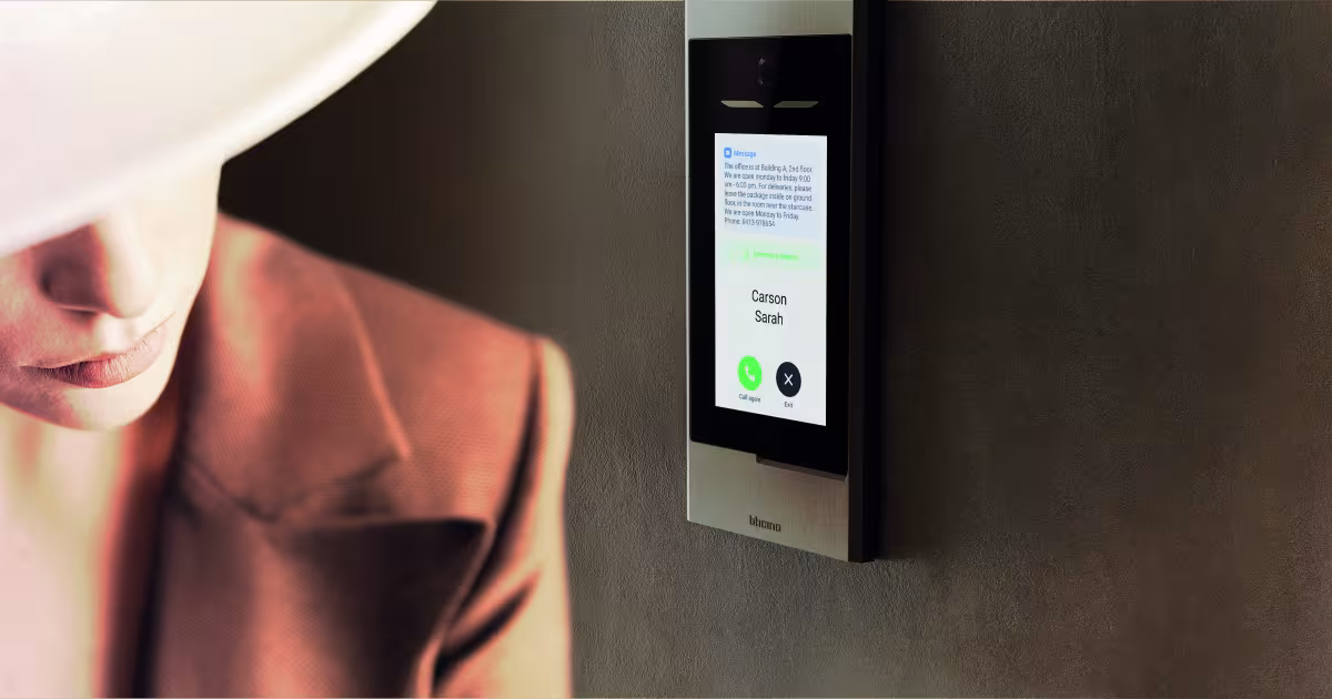 Ragazza fuori dall’edificio, davanti alla colonna con il videocitofono Linea 5000 with Netatmo di BTicino
