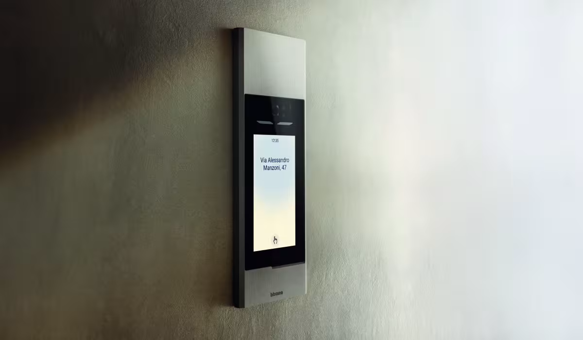 Videocitofono Linea 5000 with Netatmo di BTicino installato su una parete esterna dell'edificio