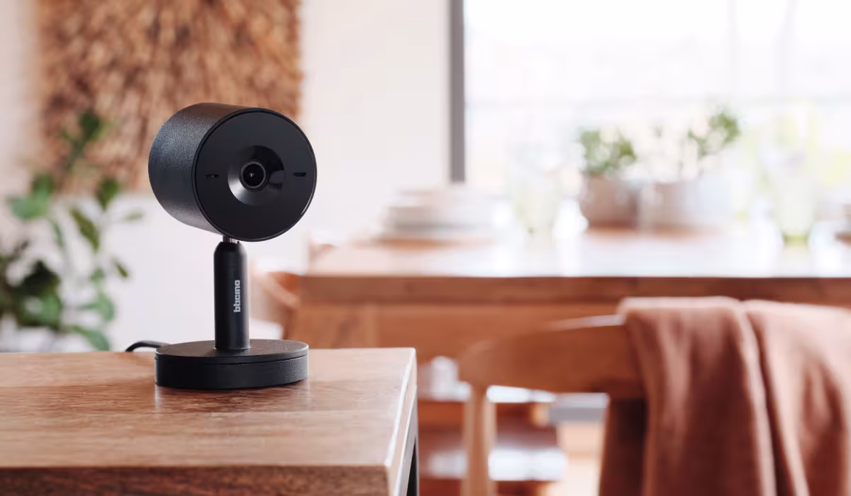Telecamera da interno Advance su un tavolino in un ambiente domestico luminoso