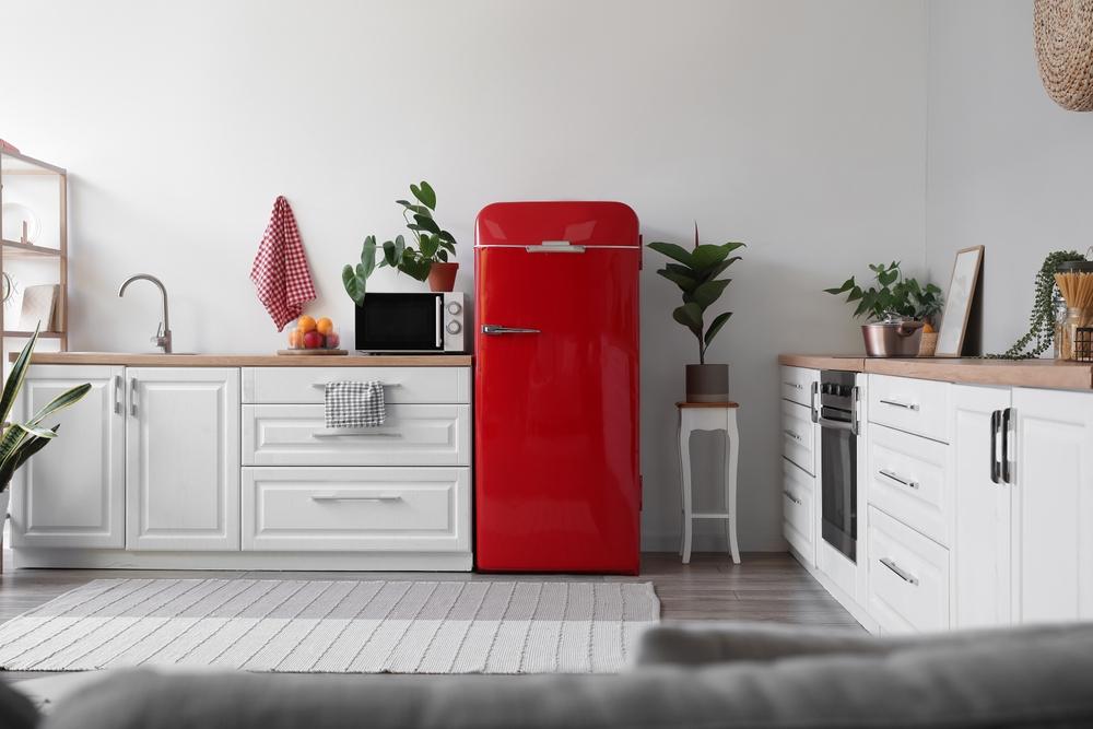 Interno di una cucina moderna con frigorifero rosso