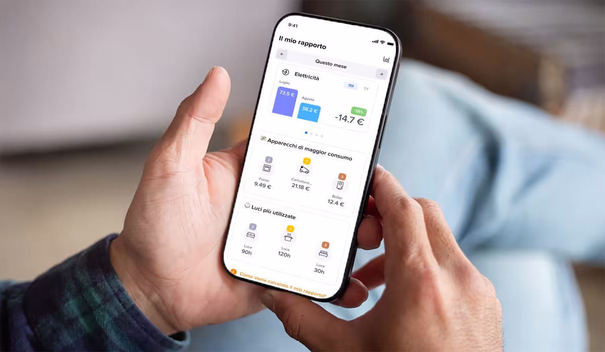 Smartphone con schermata dell'app Home+Control di Bticino per il controllo dei consumi elettrici