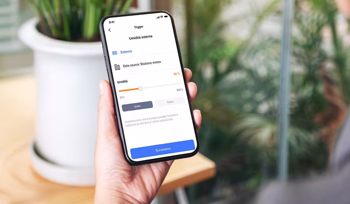 Smartphone con schermata dell’app Home + Control di Bticino