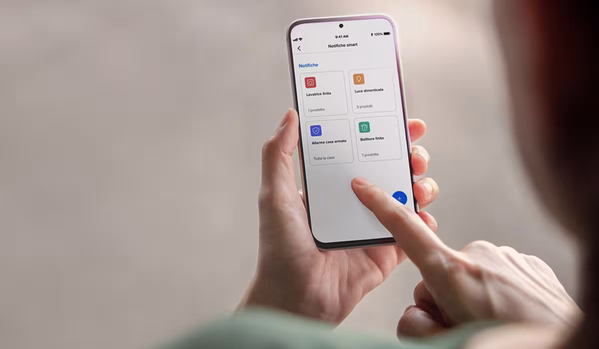 Smartphone con schermata di gestione notifiche dell’app Home + Control di Bticino