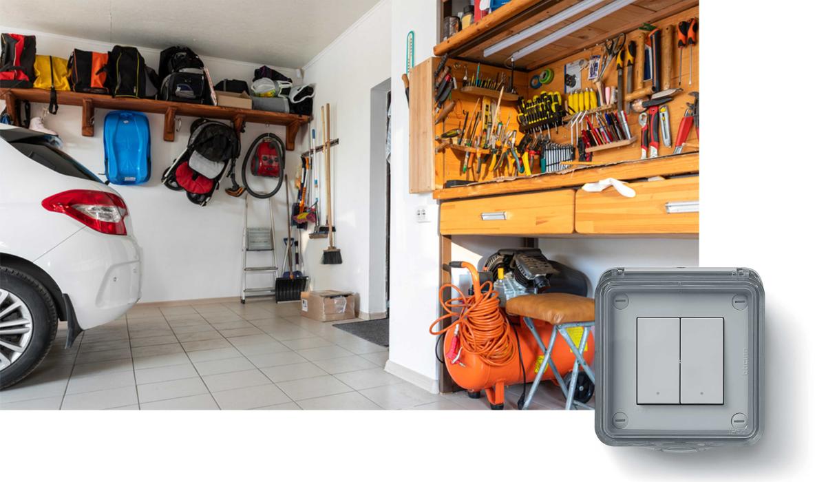Interno di un garage con in basso a destra il comando da esterno IdroGO di Bticino in primo piano