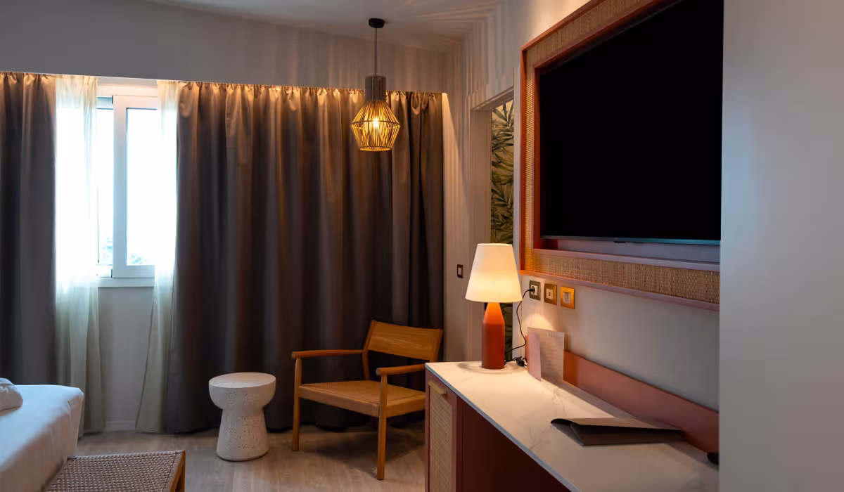 Camera del Terradamari Resort & Spa con arredi in legno, illuminazione calda e placche Livinglight Bticino