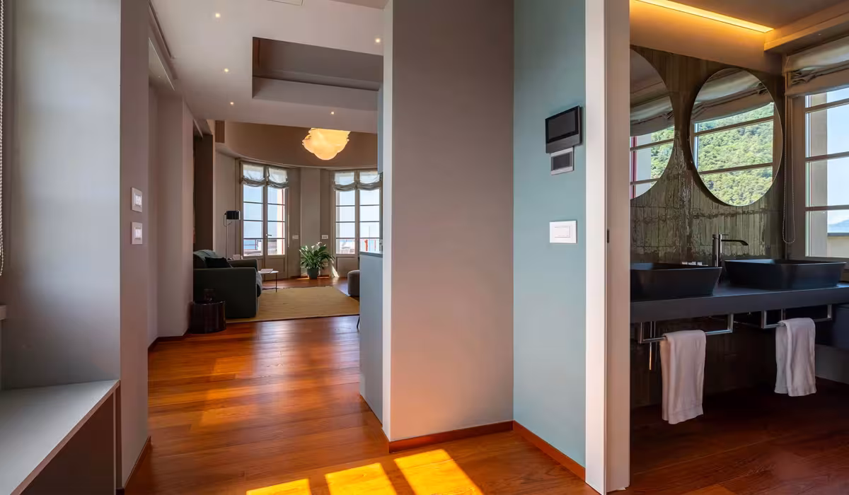 Interno dell’hotel di design Torre Fara con ingresso luminoso, zona living e bagno moderno dotato di placche Livinglight Bticino