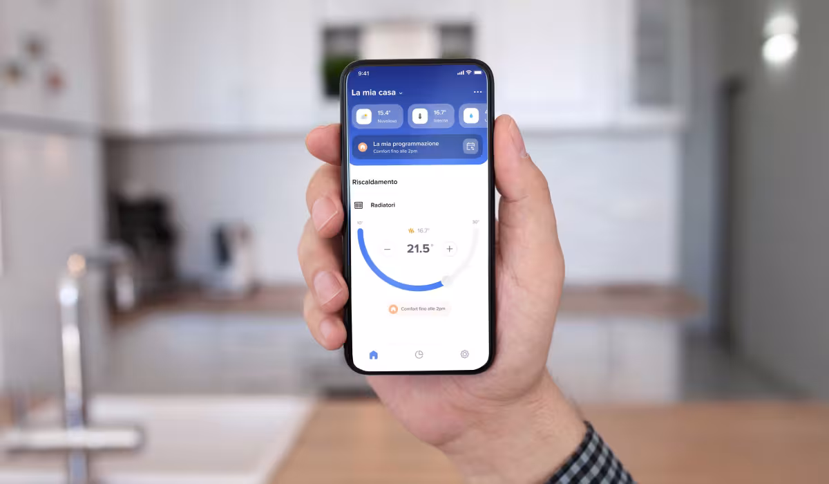 Smartphone con schermata dell’app Home + Control di BTicino per gestire da remoto il termostato Smarther2