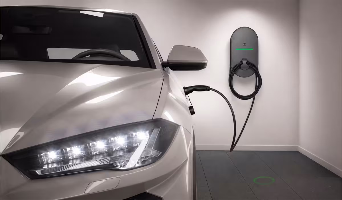 Green'up Home BTicino a parete in garage, con LED verde, mentre ricarica un'auto elettrica