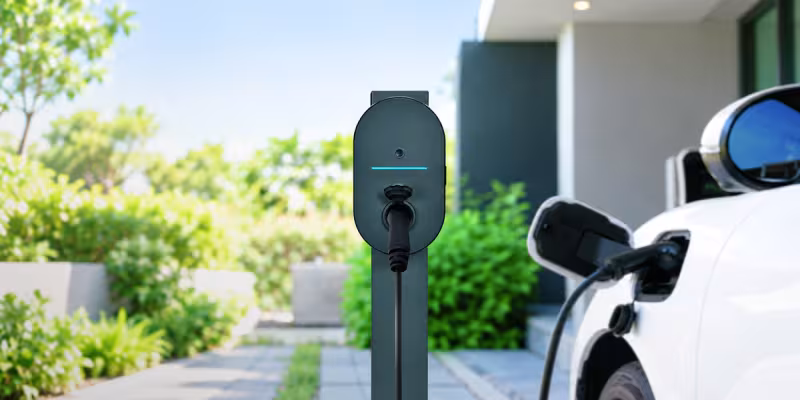 Auto elettrica in ricarica a casa con la colonnina Green’Up Home BTicino