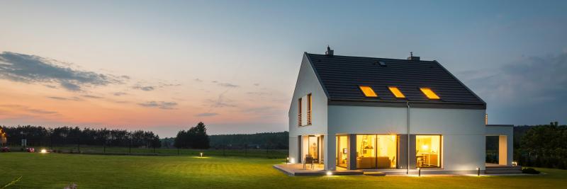 Villa illuminata al tramonto