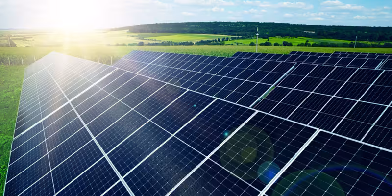Impianto fotovoltaico con pannelli solari installati in un campo soleggiato