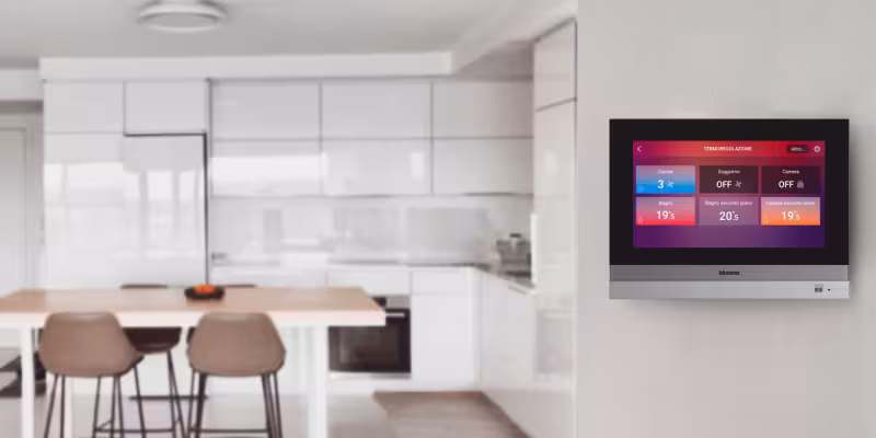 Cucina con dispositivo Bticino per la gestione del clima, installato a parete