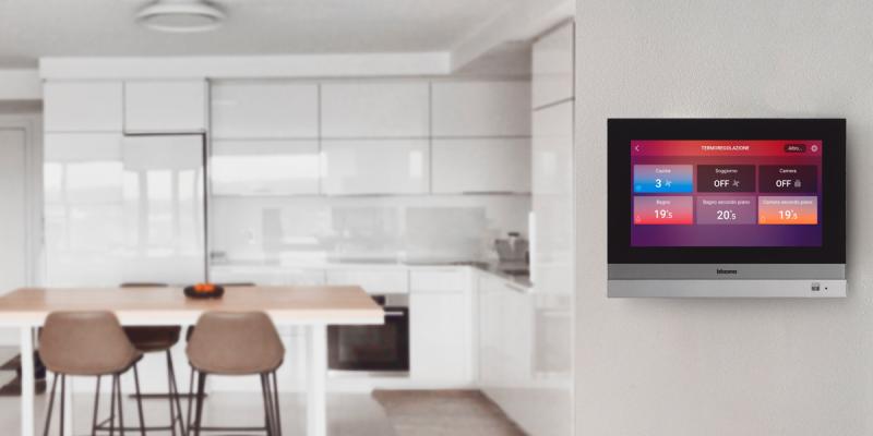 Cucina con dispositivo Bticino per la gestione del clima, installato a parete