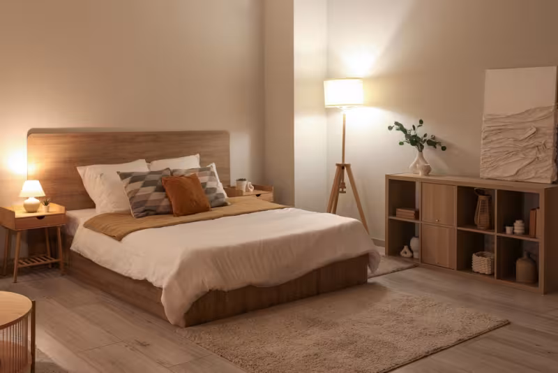 Camera da letto con lampade accese e illuminazione morbida