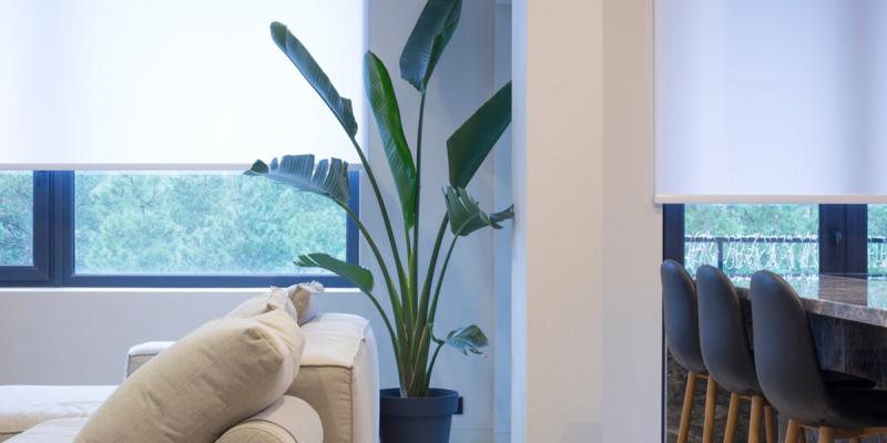 Salotto luminoso con tapparelle automatizzate