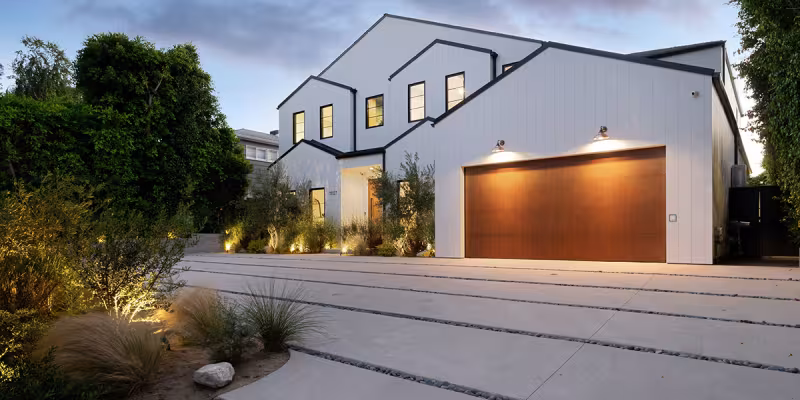 Esterno di un’abitazione moderna con illuminazione da giardino e comando da esterno IdroGO di Bticino installato a lato del garage