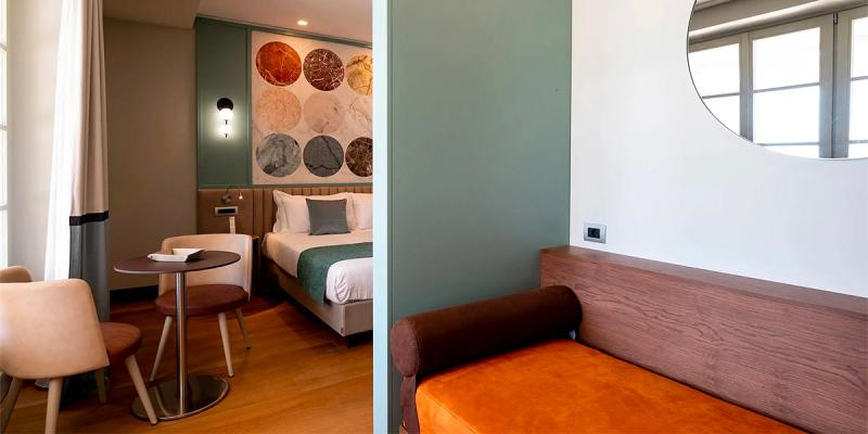 Interno luminoso dell’hotel di design Torre Fara, con vista sul soggiorno e sulla camera da letto