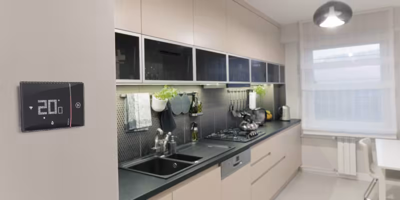 Cucina moderna con termostato smart Smarther2 di BTicino installato a parete