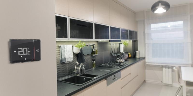Cucina moderna con termostato smart Smarther2 di BTicino installato a parete