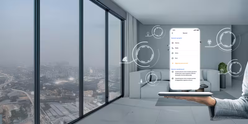 Soggiorno con mano che sostiene uno smartphone con schermata app Home+Control di BTicino per la gestione degli scenari