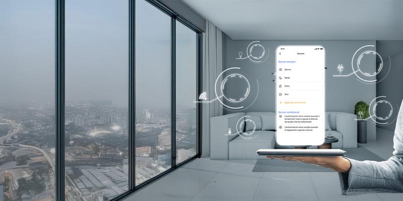 Soggiorno con mano che sostiene uno smartphone con schermata app Home+Control di BTicino per la gestione degli scenari