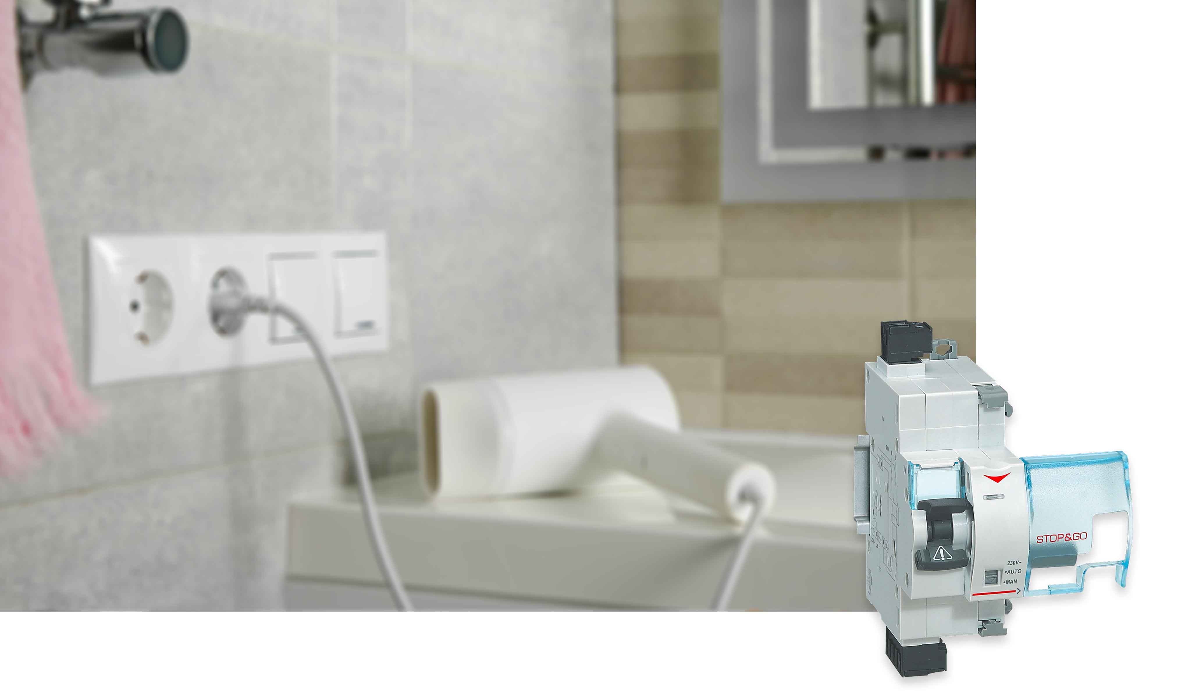 Salvavita Stop&Go di Bticino Bagno con phon appoggiato sul lavandino e presa inserita, e in primo piano il salvavita Stop&Go di Bticino