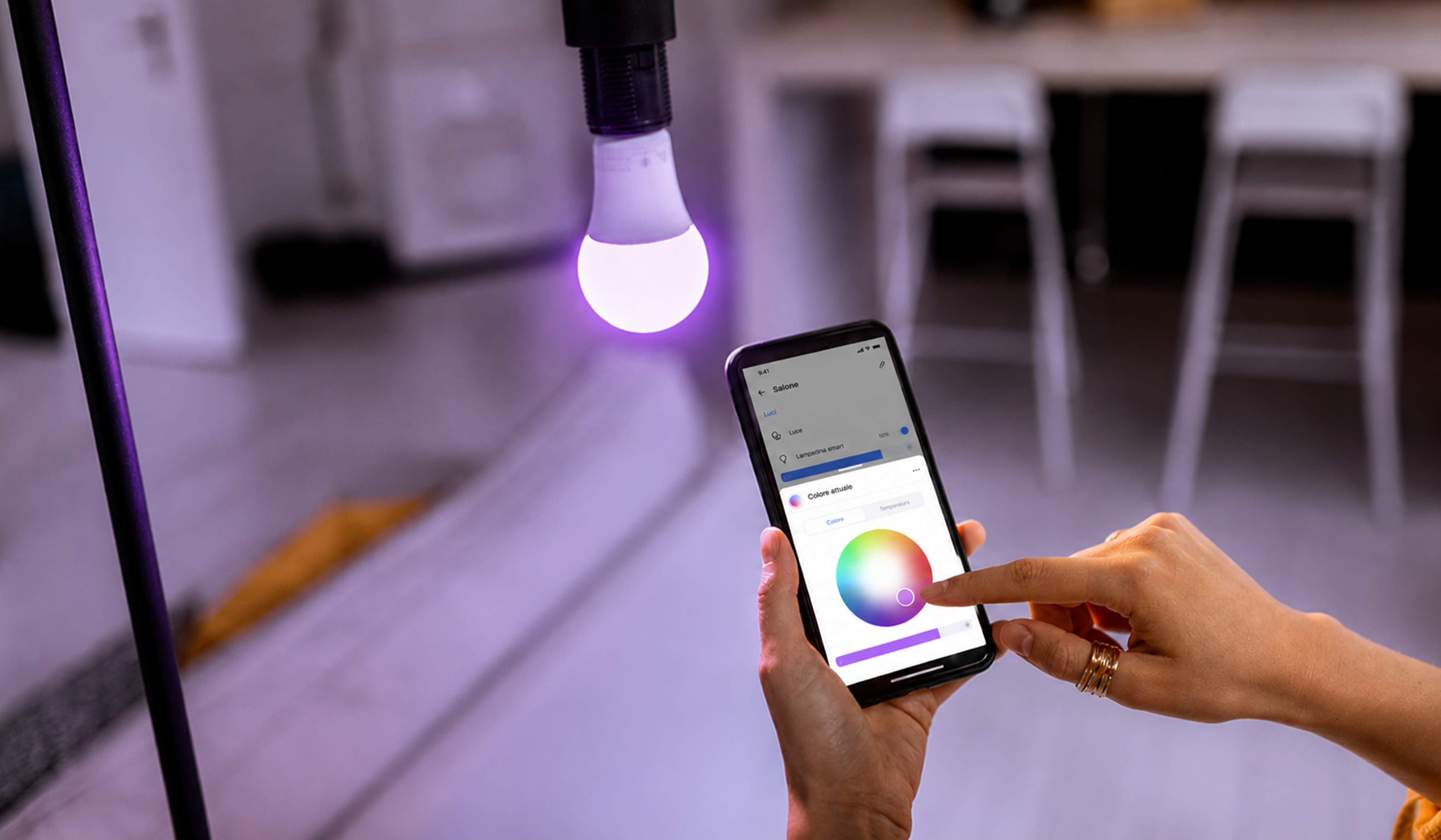 Persona che utilizza l’app Home+Control BTicino per regolare il colore dell’illuminazione smart