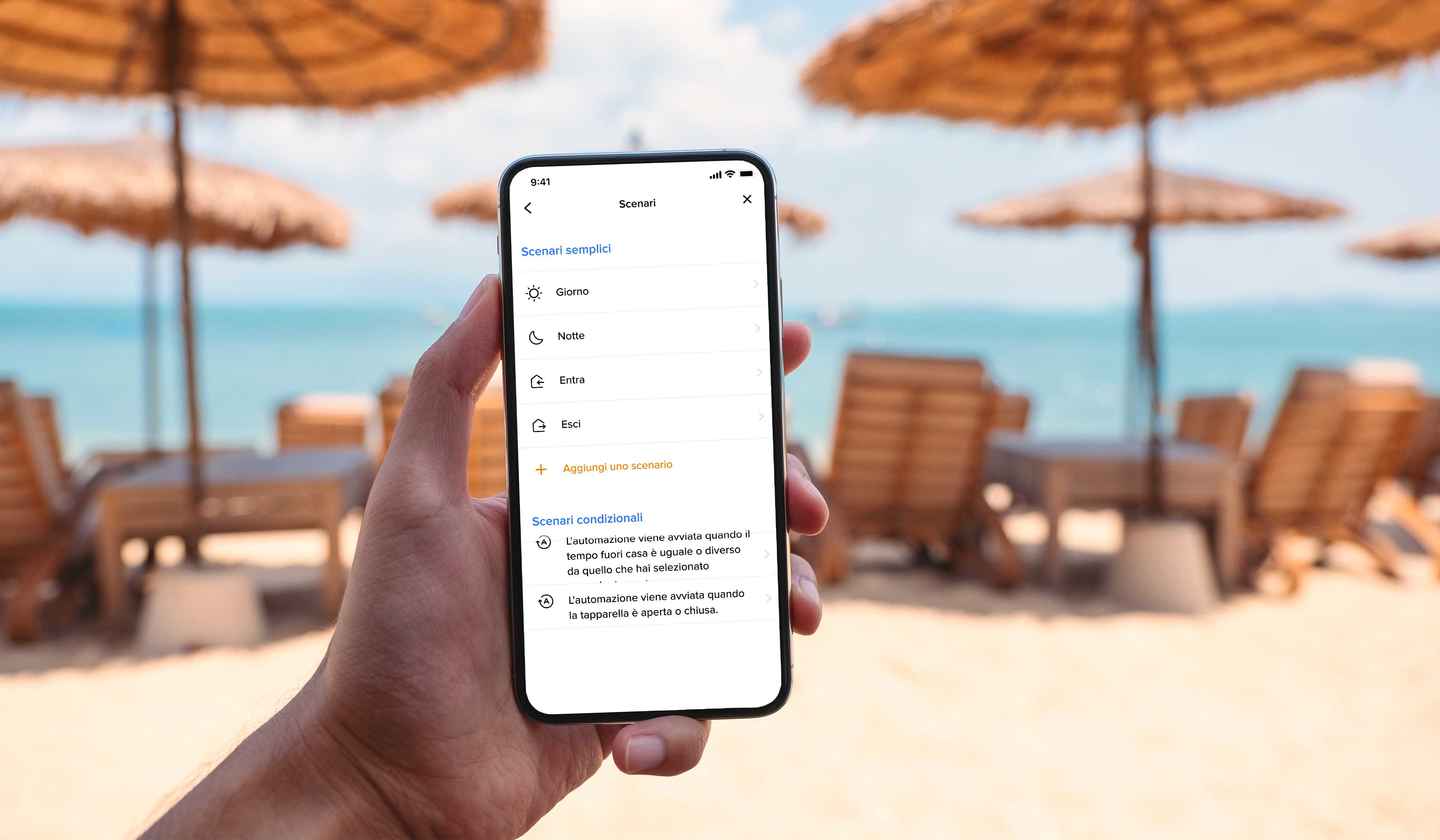 Schermata App Home+Control di Bticino Persona in spiaggia che tiene in mano uno smartphone con aperta l’app Home + Control