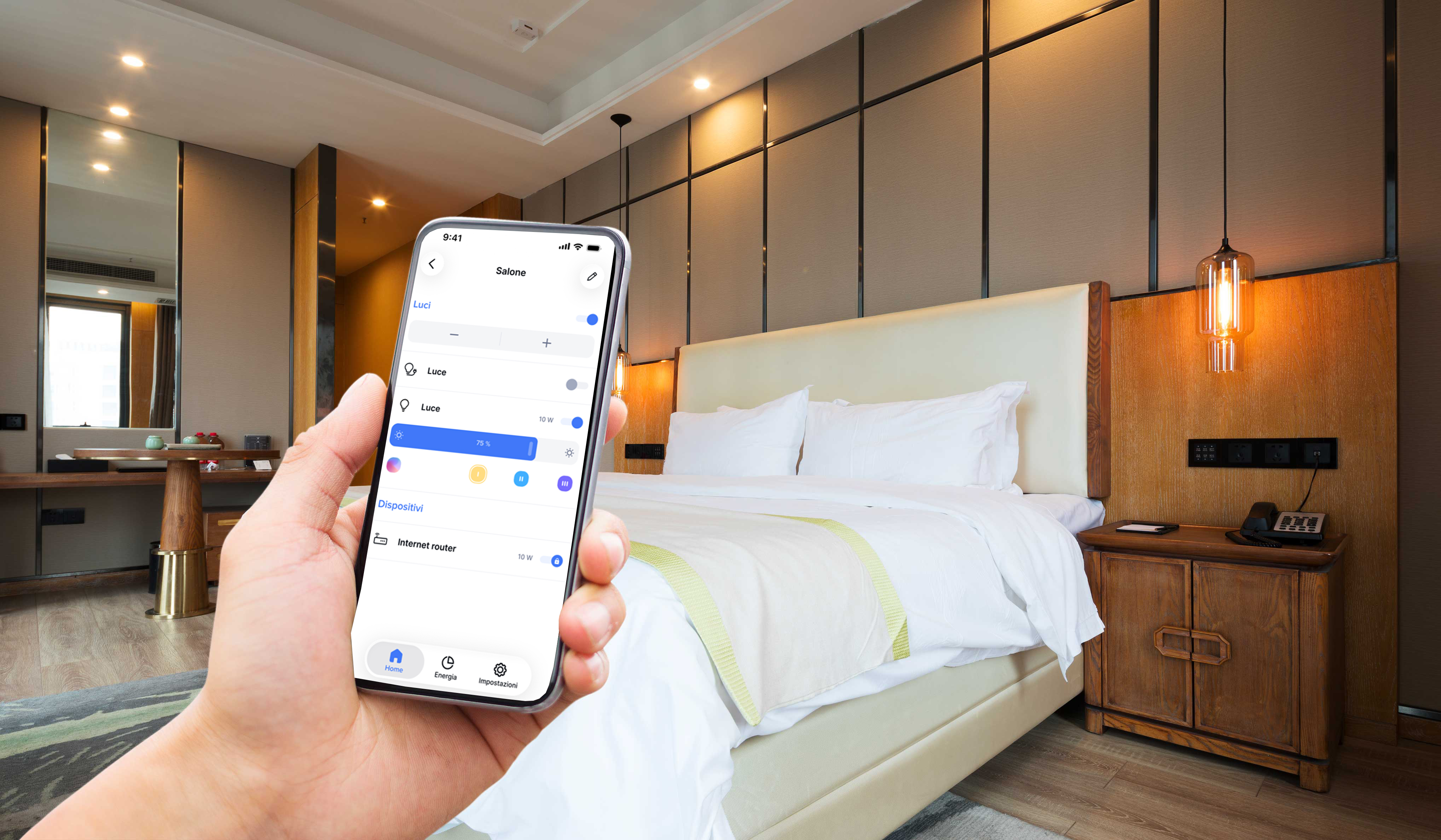 Camera da letto con smartphone che mostra l'app Home + Control BTicino per il controllo intelligente dell'illuminazione