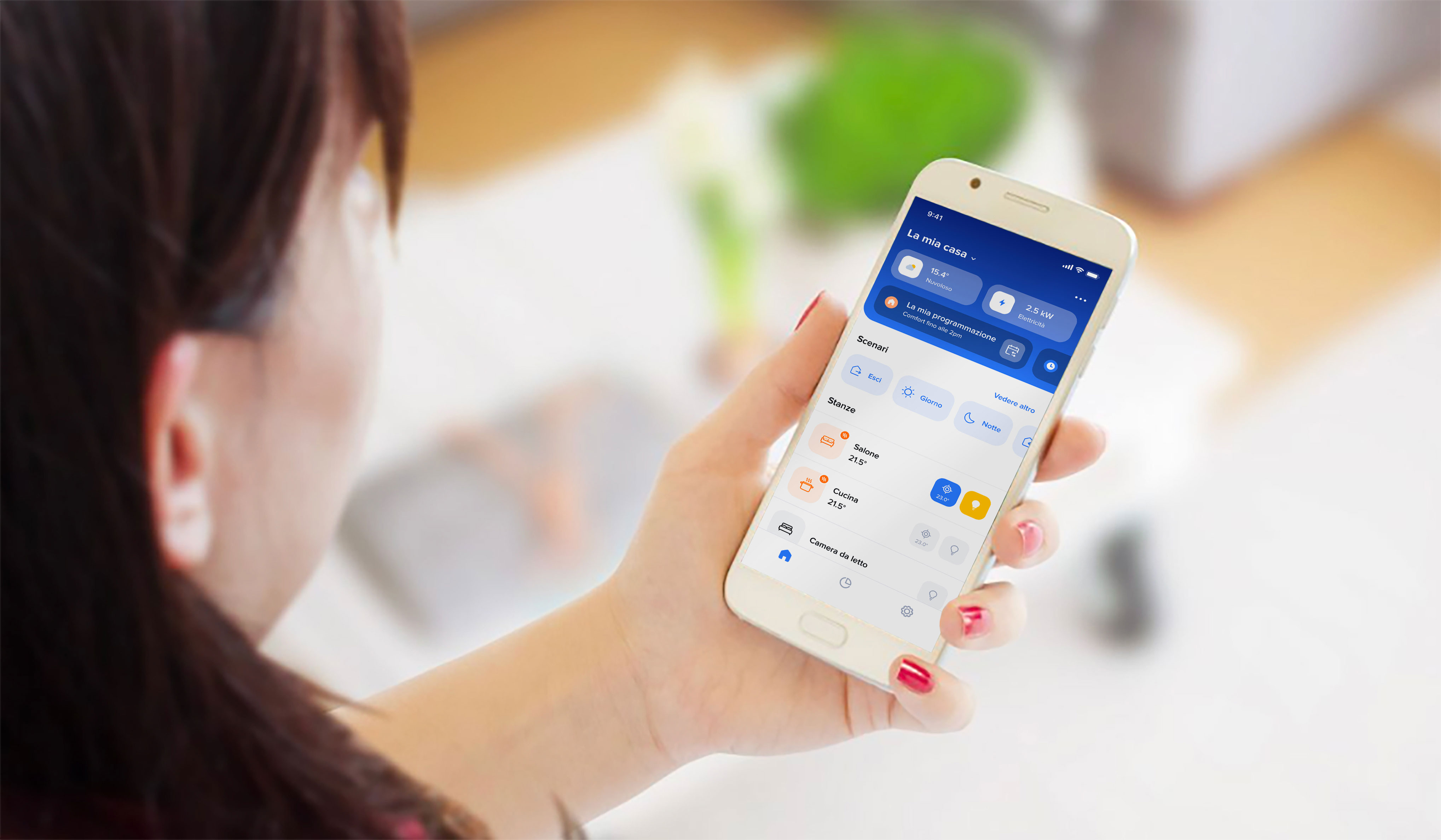 App Home + Control Bticino Donna con in mano smartphone con schermata dell'app Home + Control di Bticino