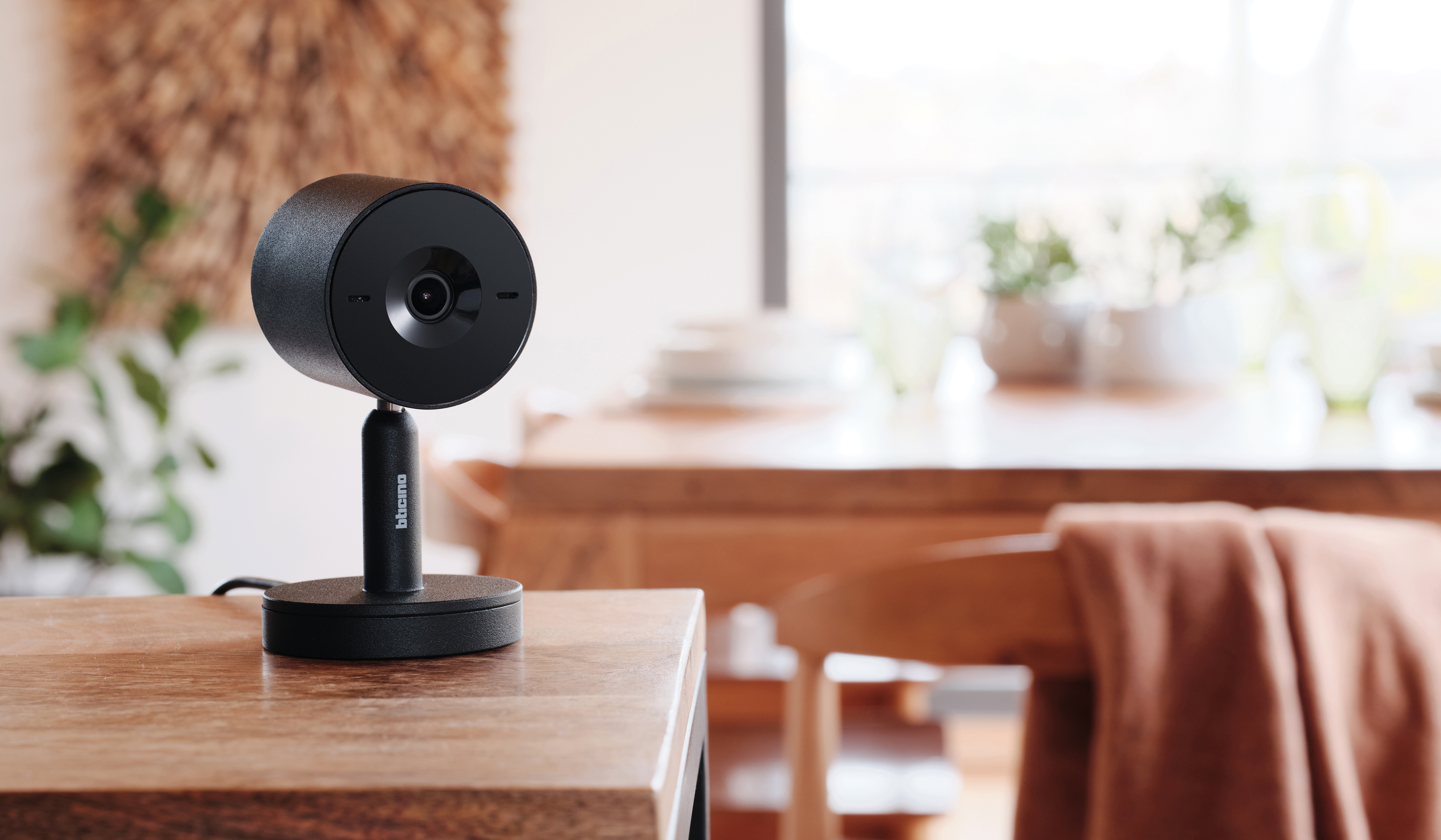 Telecamera da interno Advance su un tavolino in un ambiente domestico luminoso