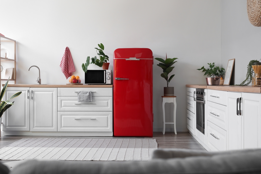 Cucina con frigorifero rosso Interno di una cucina moderna con frigorifero rosso