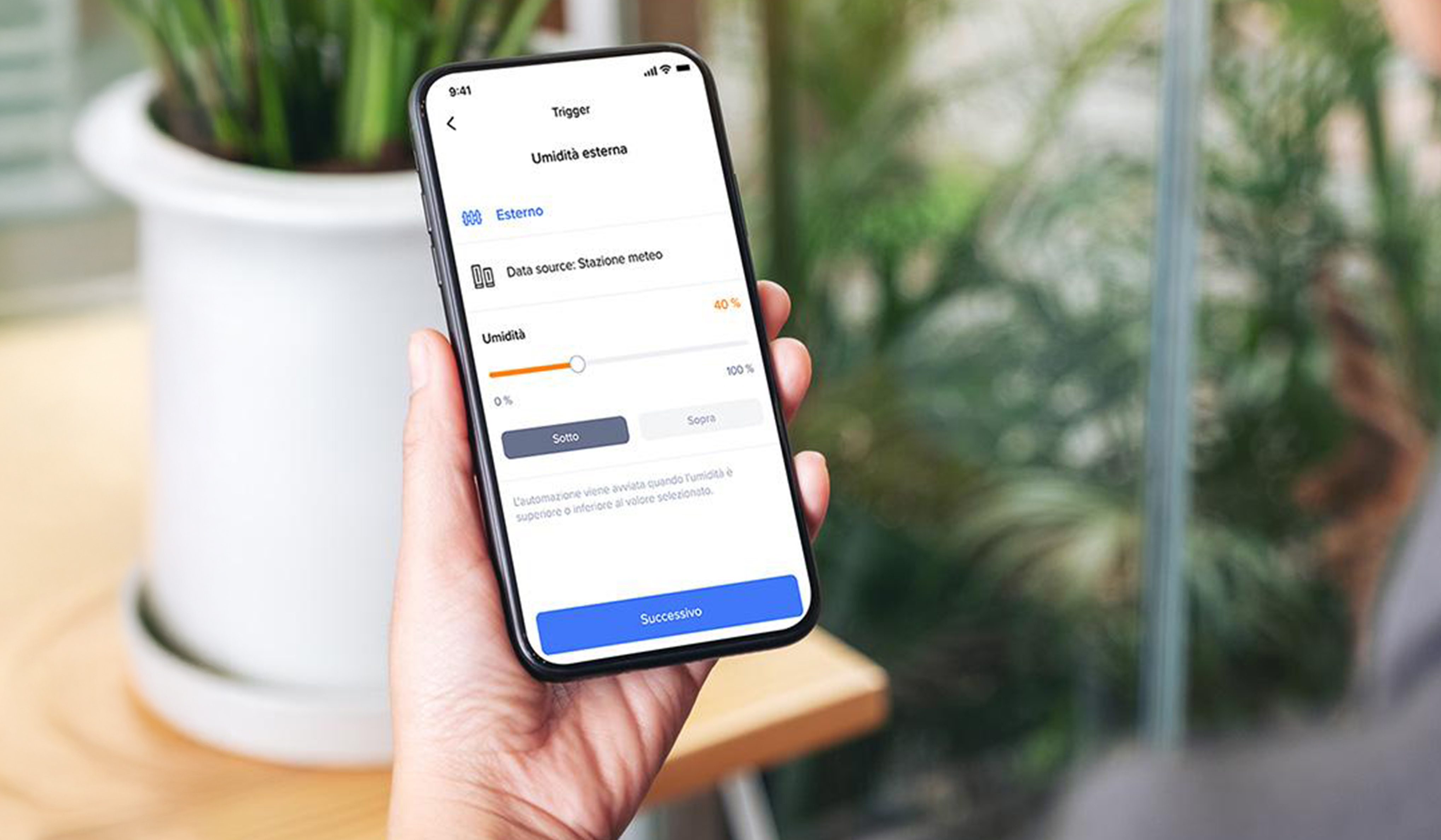 Smartphone con schermata dell’app Home + Control di Bticino