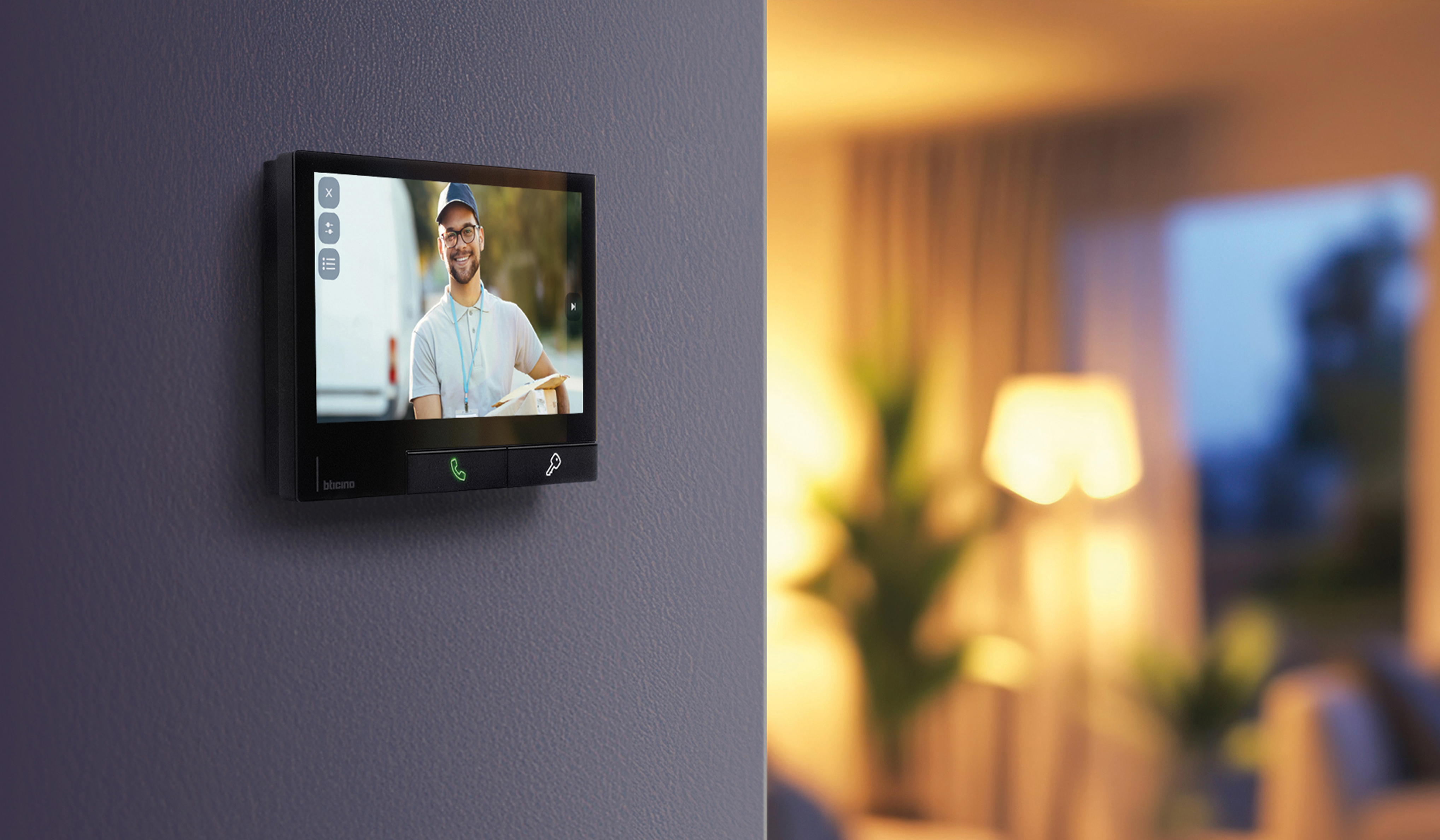 Videocitofono connesso Classe 300X di BTicino installato in casa durante una videochiamata con un corriere