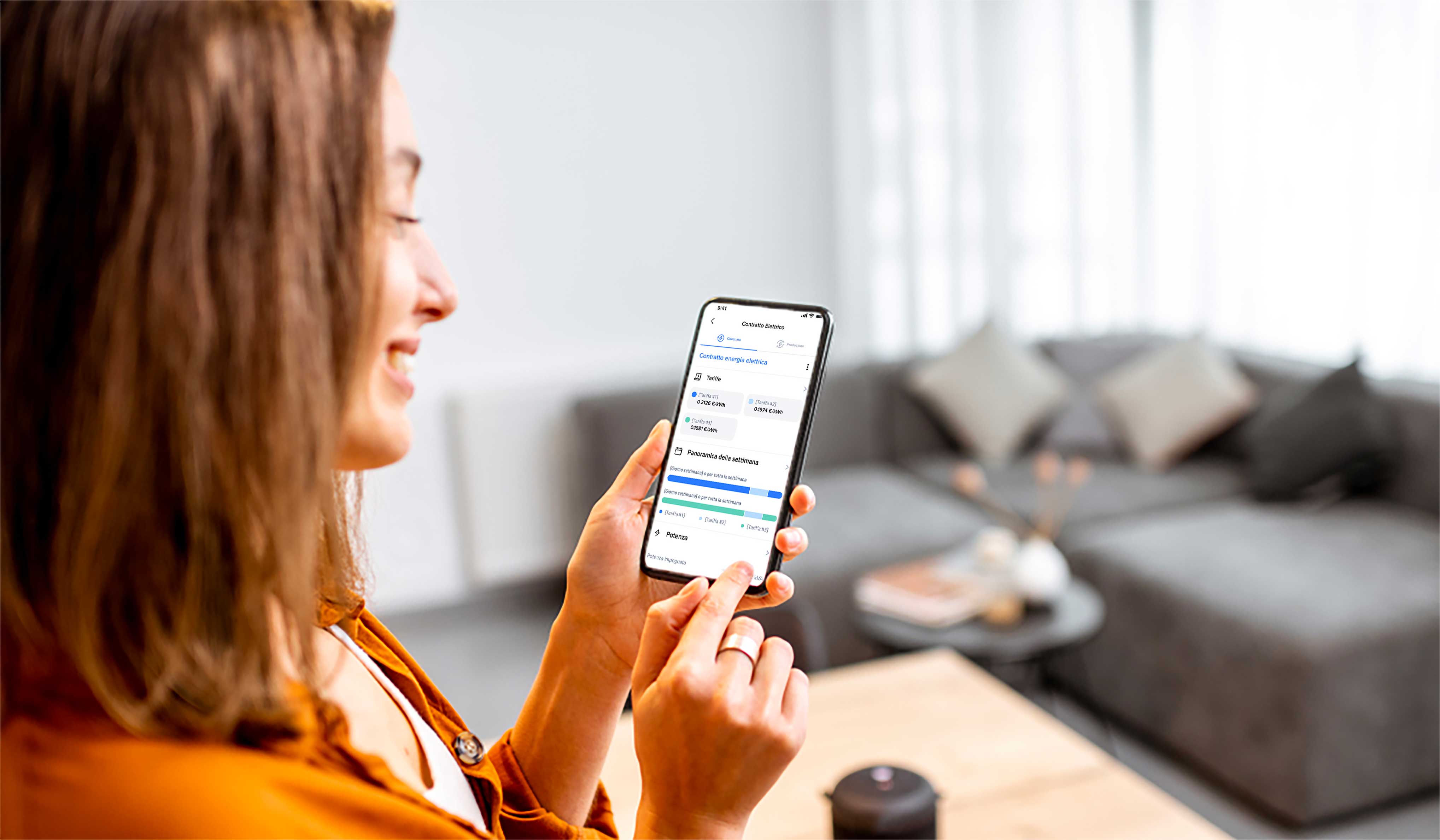 Donna che controlla le tariffe orarie dei consumi energetici su smartphone tramite l’app Home + Control di Bticino