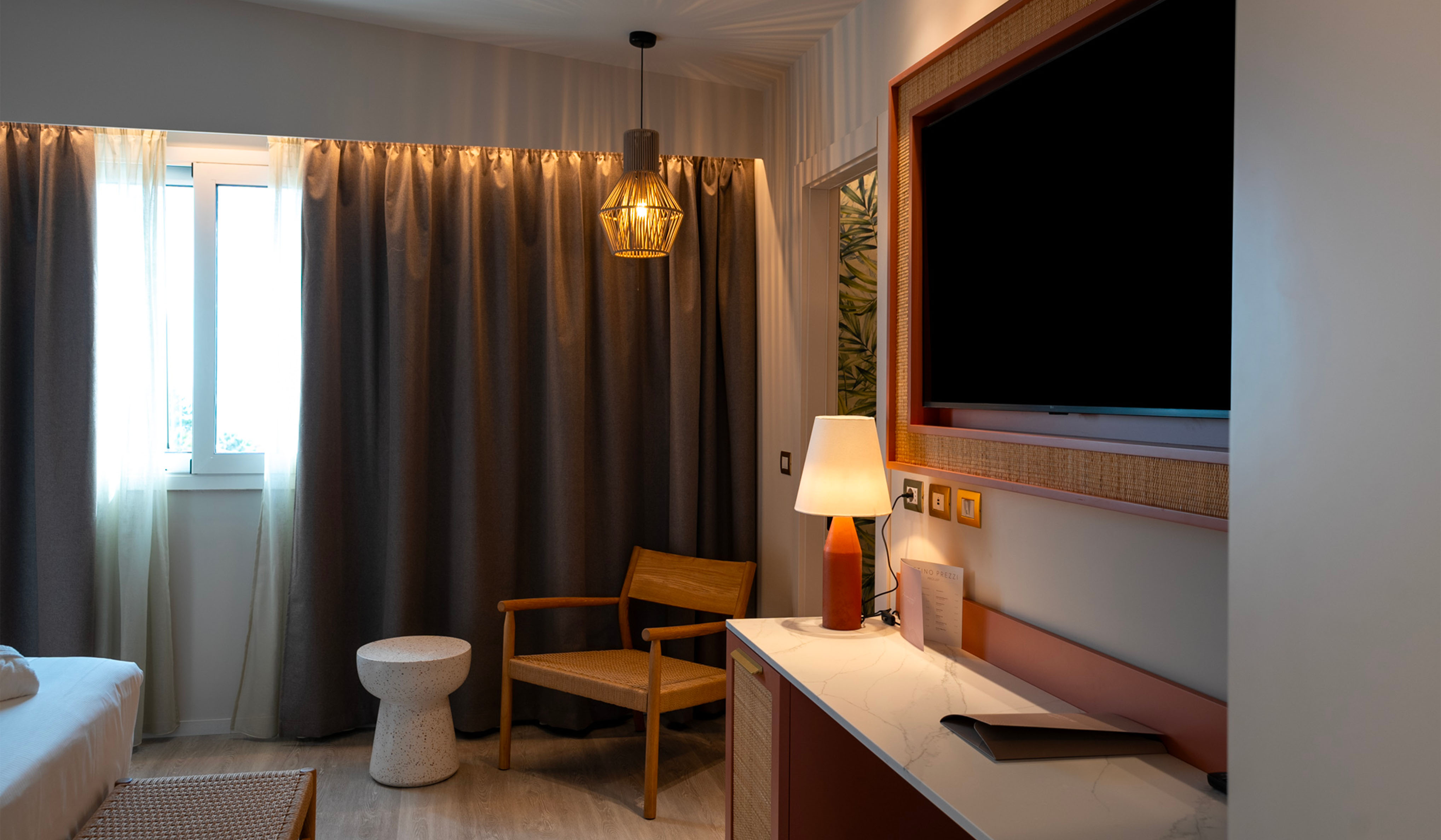 Camera Terradamari Resort & Spa Camera del Terradamari Resort & Spa con arredi in legno, illuminazione calda e placche Livinglight Bticino