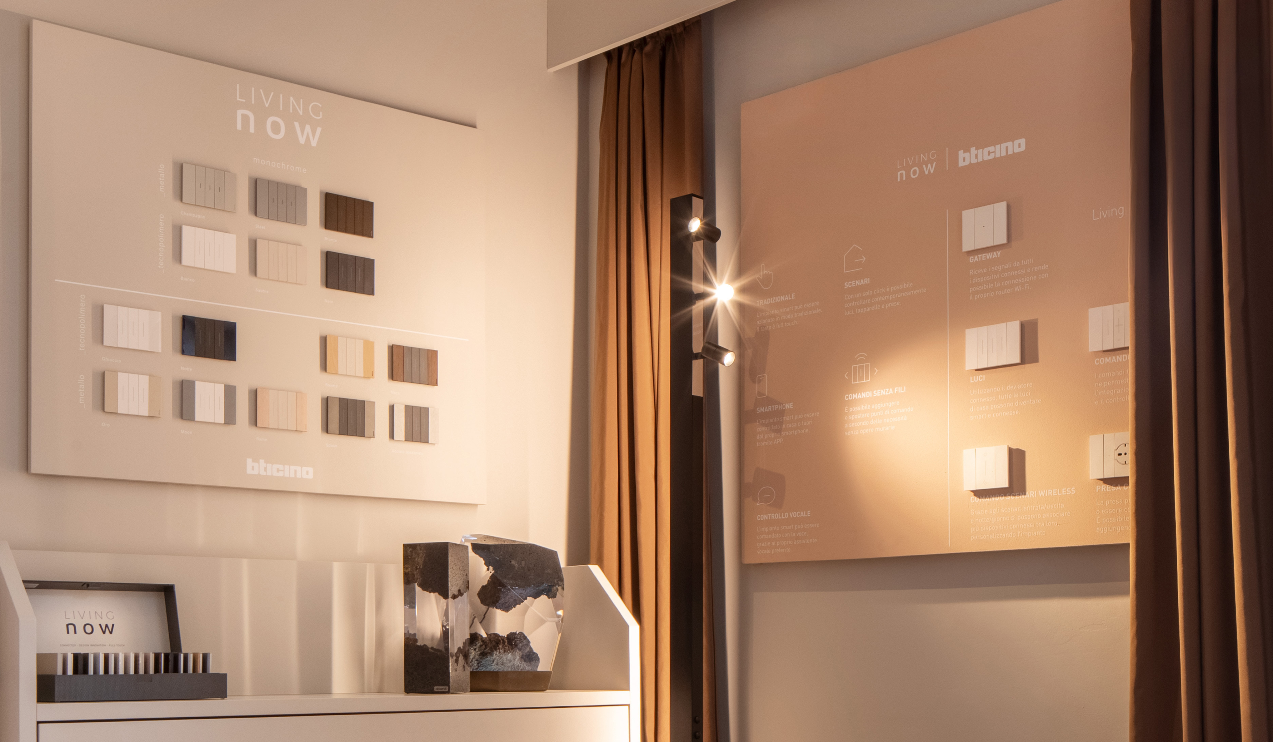Esposizione di placche Living NOW gamma Monochrome di BTicino