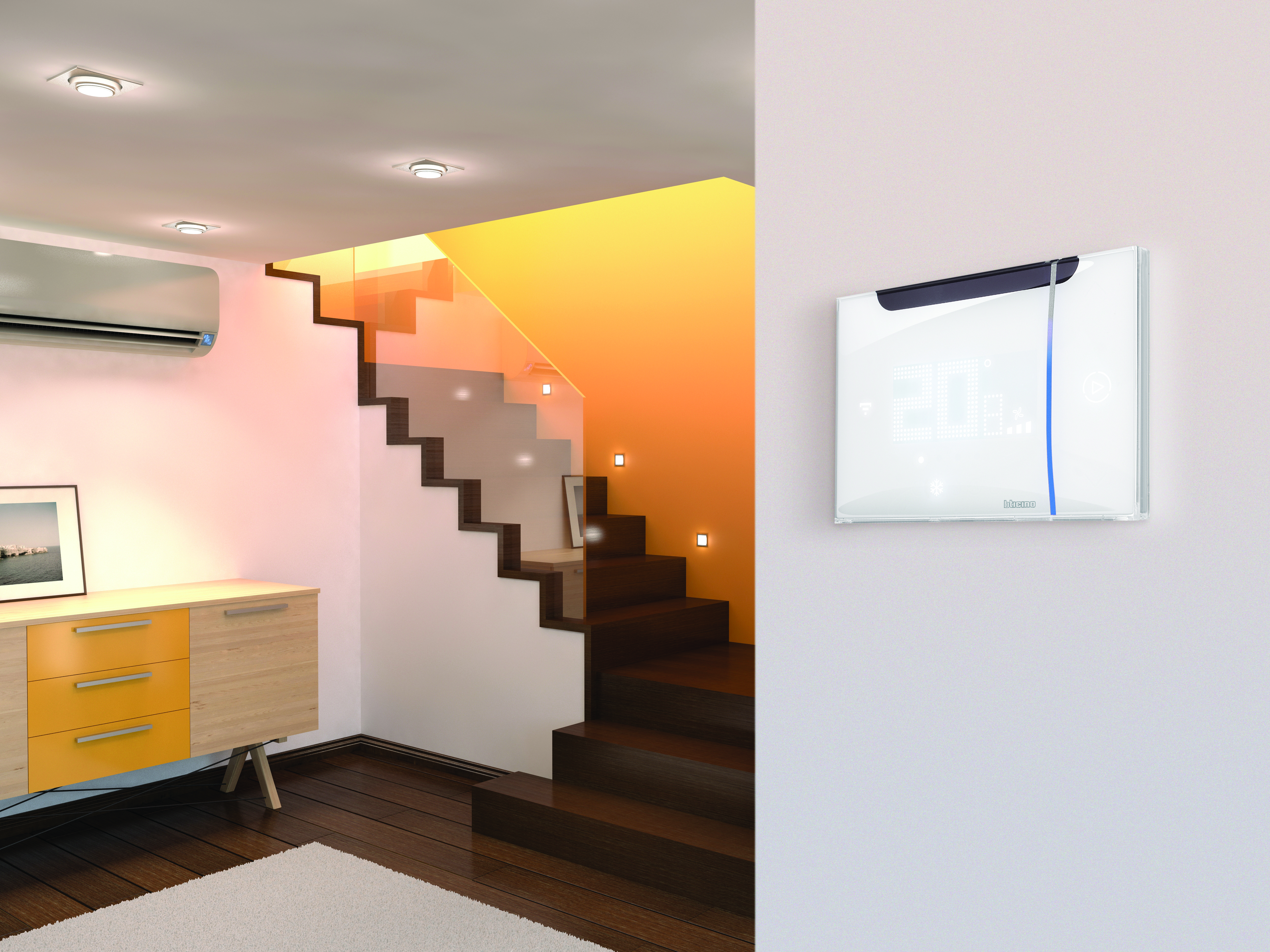 Termostato connesso Smarther AC BTicino a parete in una casa moderna, con scala in legno e climatizzatore
